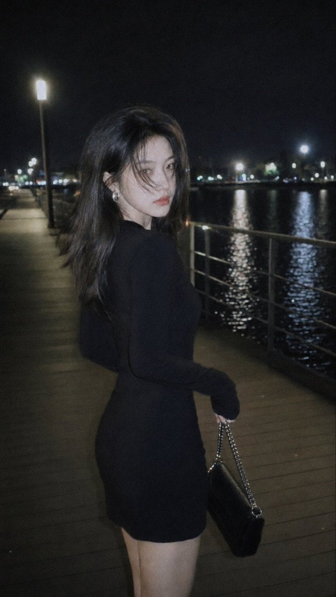 摄影风格：柔光CCD风
写真方向：夜色都市氛围街拍
场景方向：湖边夜间栈道 / 路灯 / 水面倒影 / 栏杆步道
服装方