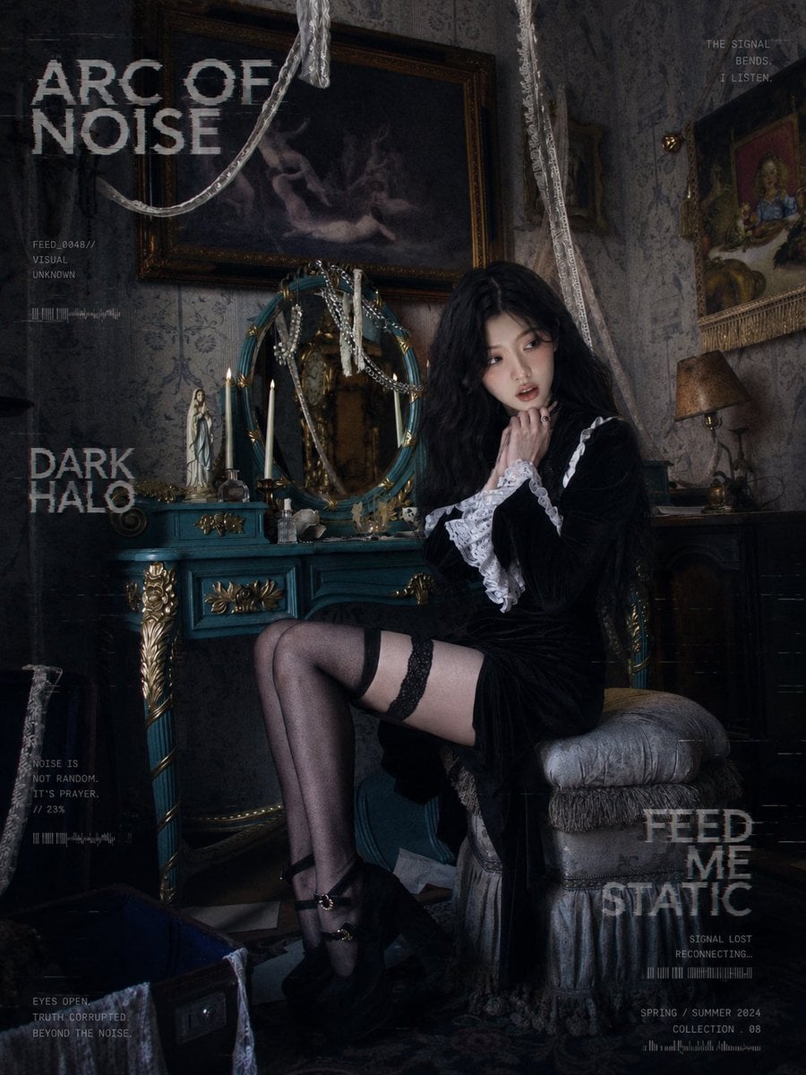 暗黑哥特洛丽塔人像写真，成年女性，黑色丝绒复古女仆裙，白色蕾丝荷叶边袖口与高领，黑色披肩头巾，银色十字架项链，复古戒指，