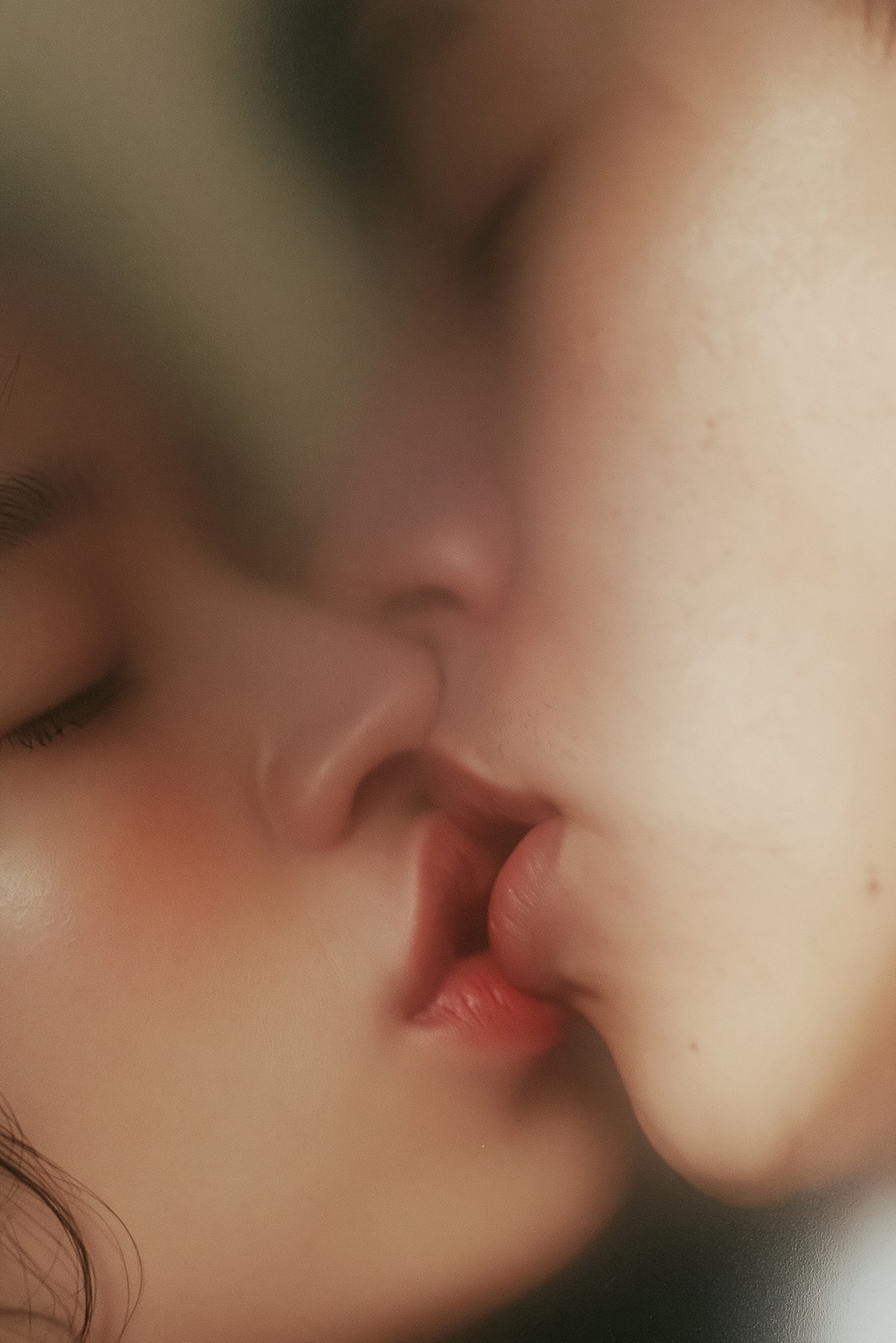 https://s.mj.run/YBDXTylYmlU Extreme close-up of a couple ki