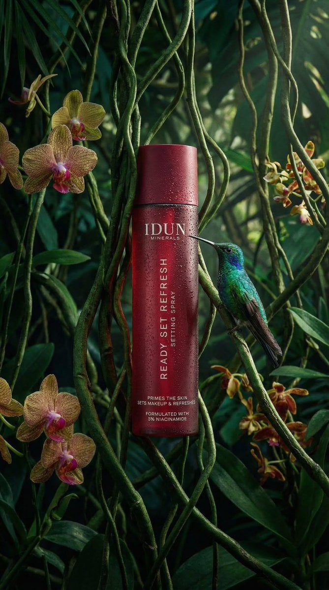 {
"subject": {
"primary": "Cosmetic spray bottle",