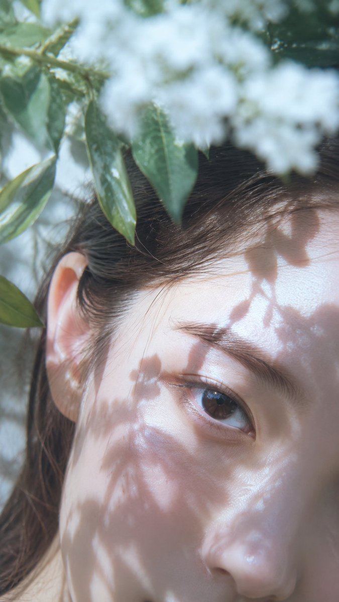 日系清新自然光人像特写，竖幅极近距离构图，女性面部斜向贴近镜头，只突出一只清澈湿润的眼睛、眉骨、额头、耳部和少量发丝，身