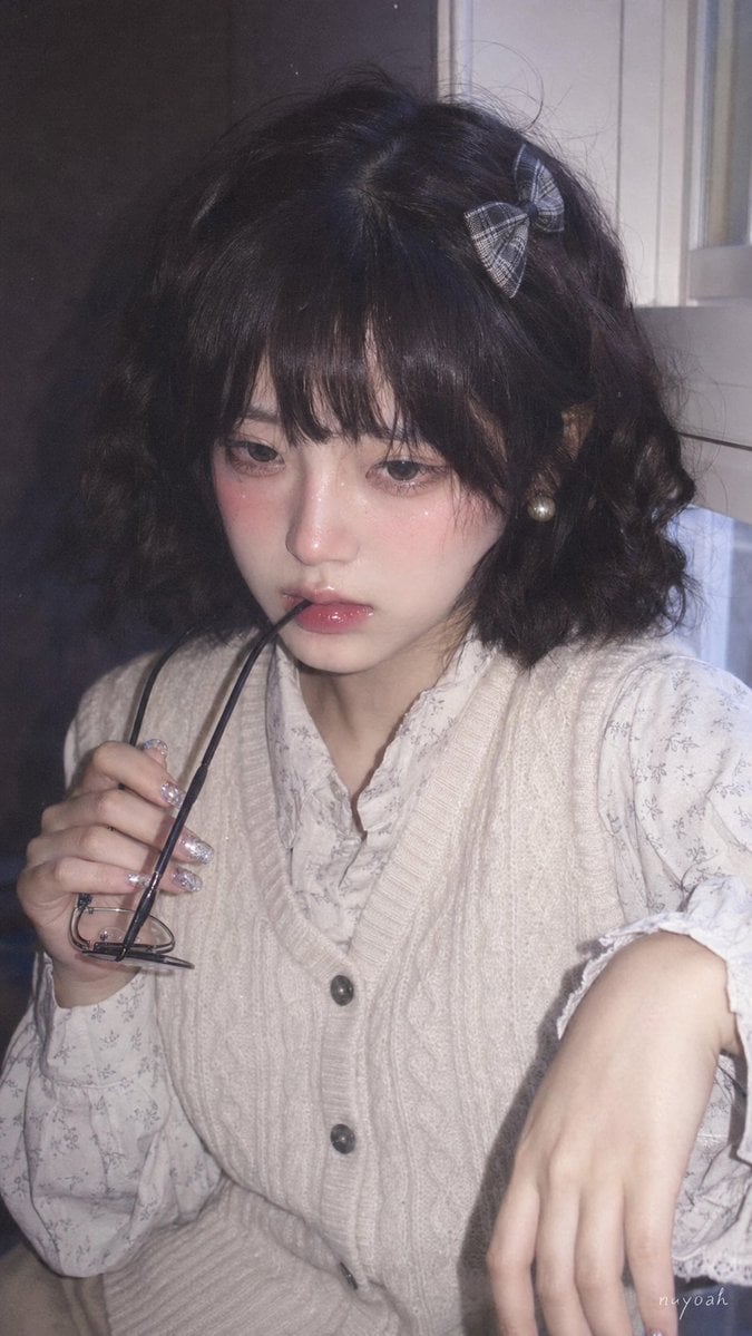 真人摄影、真实人物、日系复古 Pin 图气质的柔焦手机闪光人像，竖幅 9:16，近景半身构图，略高于眼平的正面机位，人物